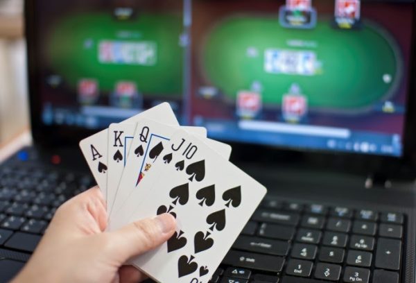 Wie man Online-Poker spielen lernt